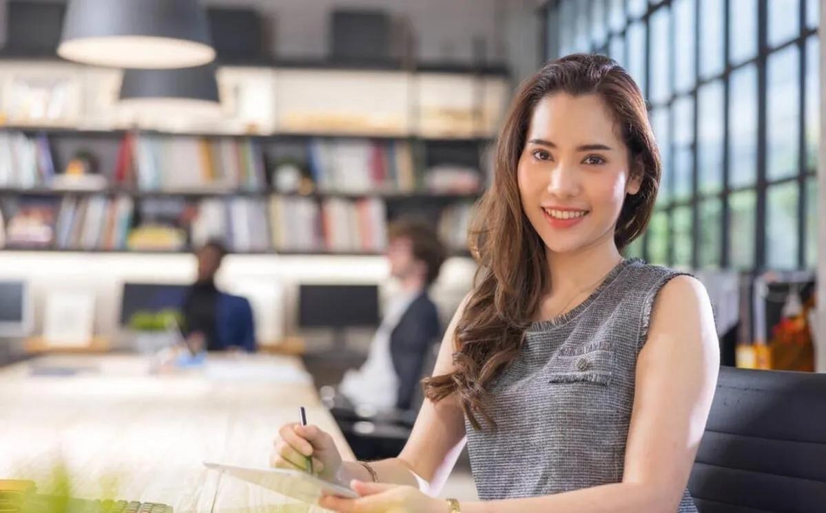 我帮女邻居联系一桩生意，她给了我50万，我用50万炒股赚了340万