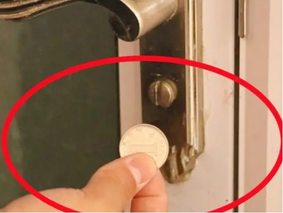 门被反锁如何用卡打开,门被反锁一个硬币解决问题
