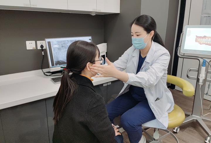 不拔牙矫正嘴凸下巴后缩案例,嘴瘪不拔牙矫正嘴会凸怎么办