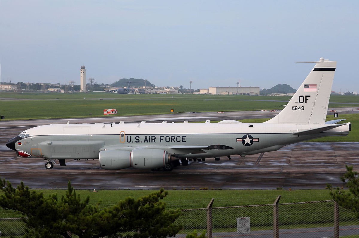 东航首架C919刚刚起飞，美侦察机高调逼近，距浦东机场不到89海里