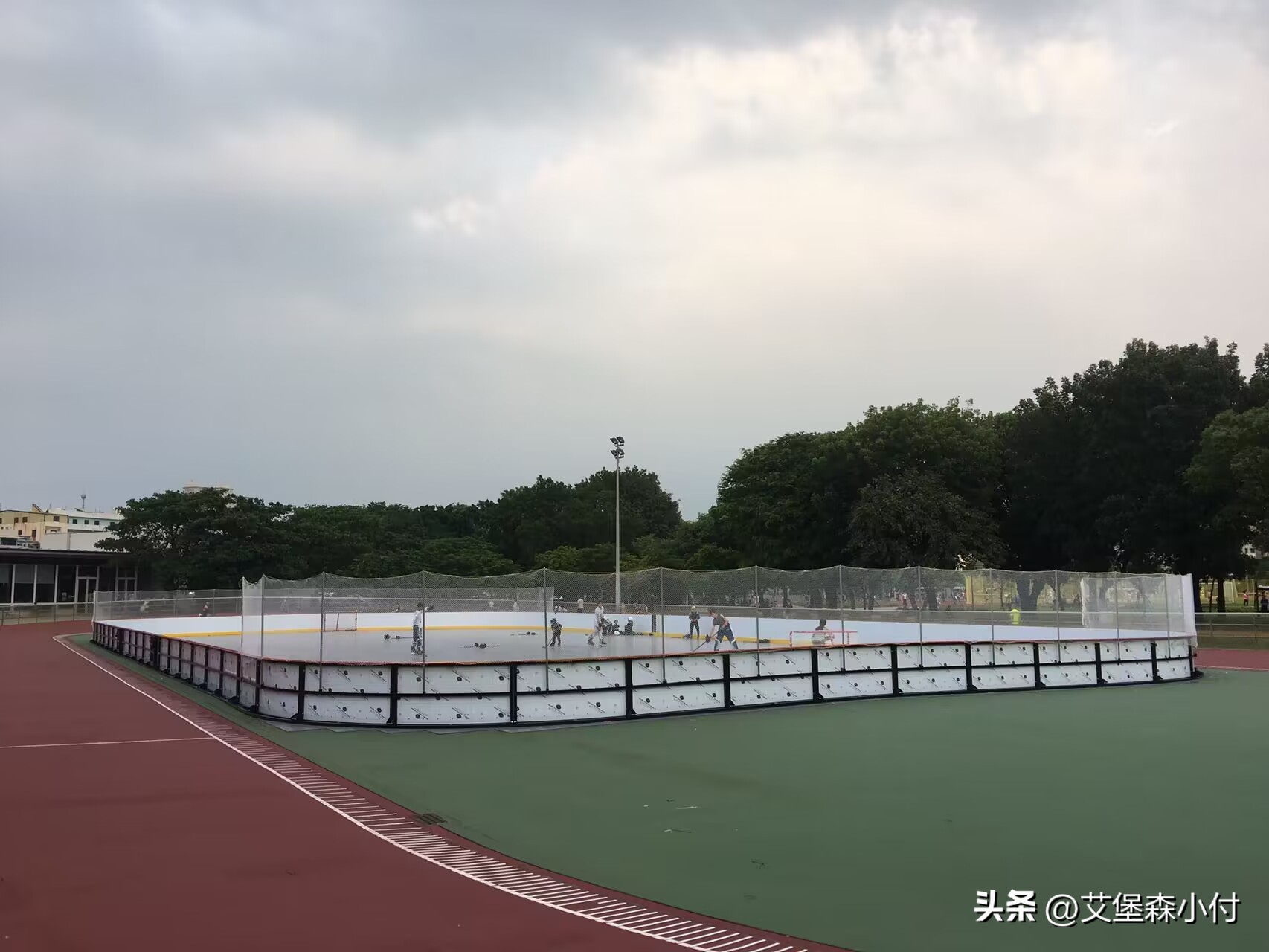 防撞聚乙烯围栏厂家批发,锌钢围栏球场