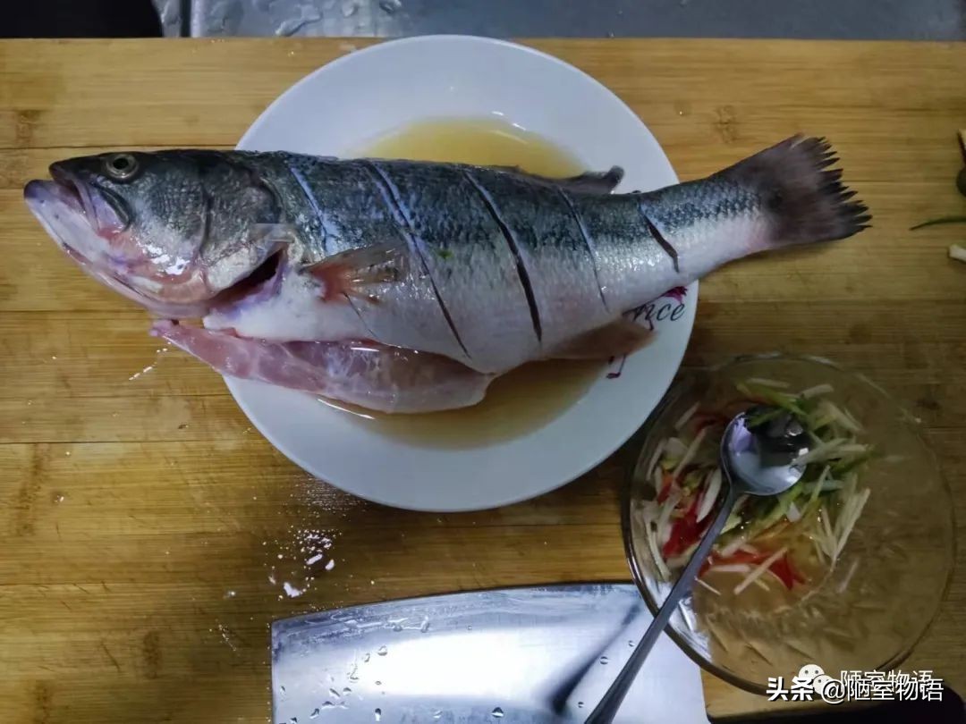 清蒸鱼怎么做好吃还很简单,清蒸鱼怎么做才好吃快来看看吧