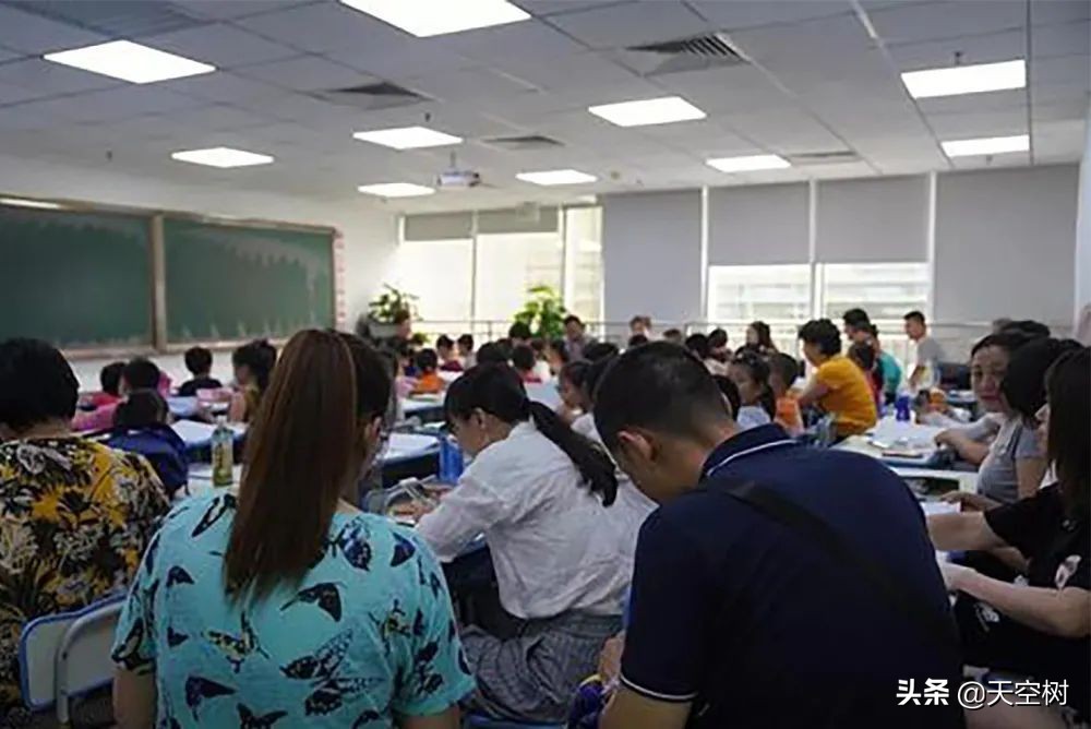 “男足扯下的遮羞布,只有海淀妈妈能拉回去”:当妈的狠起来...