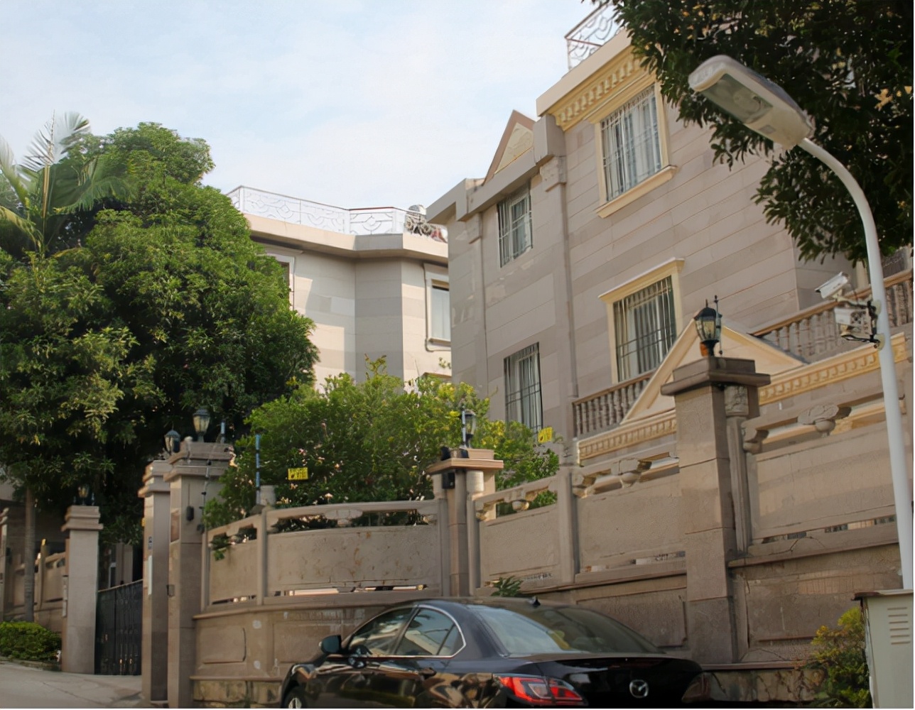 “假活佛”王兴夫：10年骗2亿，毒誓控制女弟子，被捕时自扇耳光