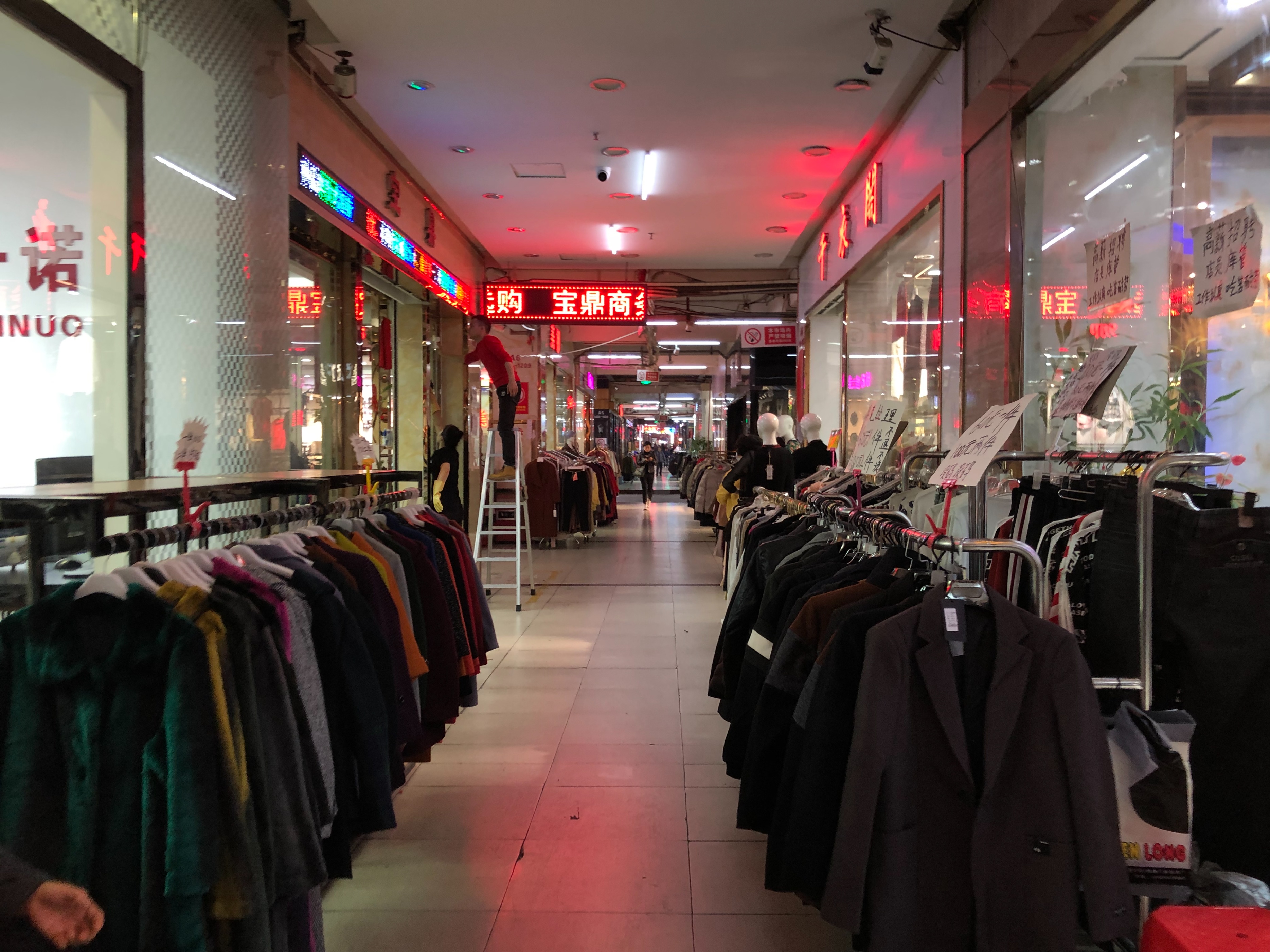 女装尾货货源进货渠道,怎么找服装尾货合作