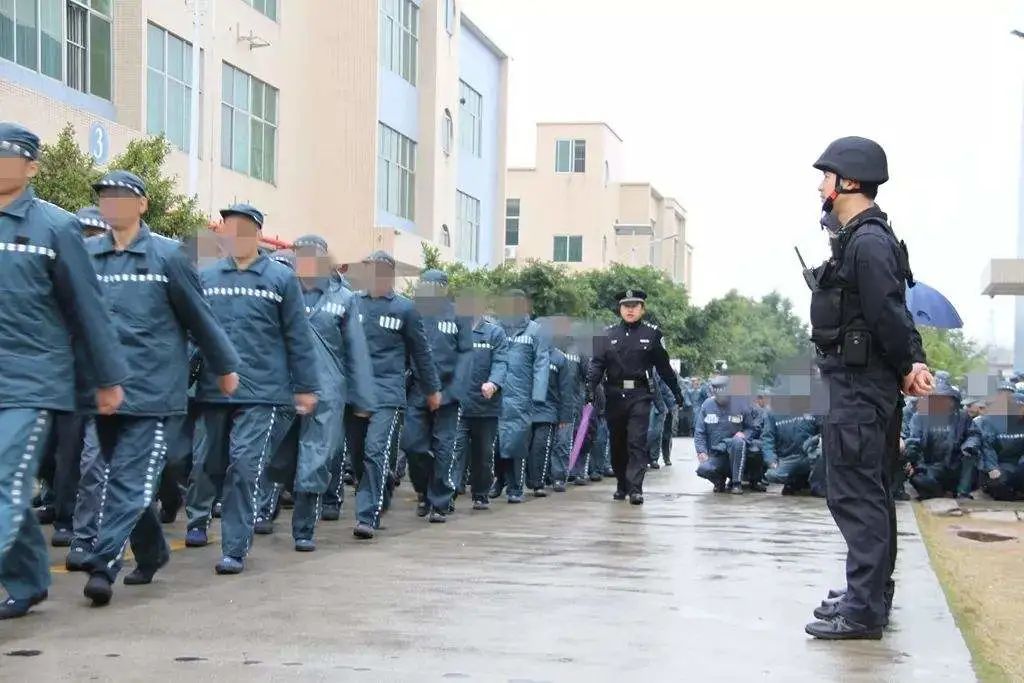 监狱里的狱警会很严厉吗,监狱里看上去凶恶的人其实很温柔