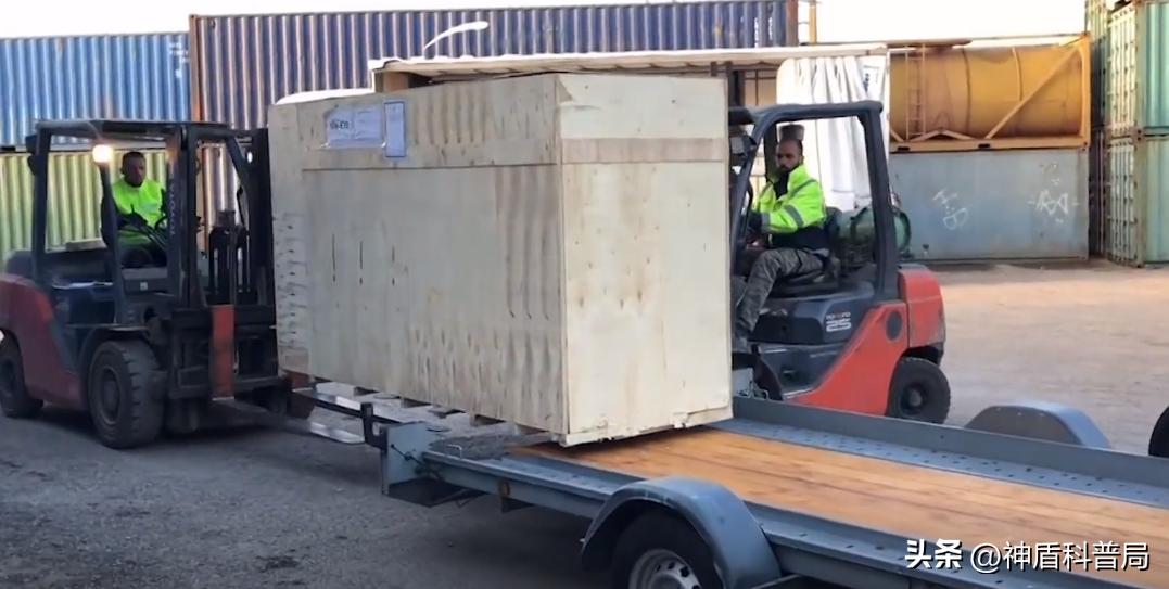 外国大爷买了一辆中国小型挖掘机,外国大爷购买中国迷你挖掘机