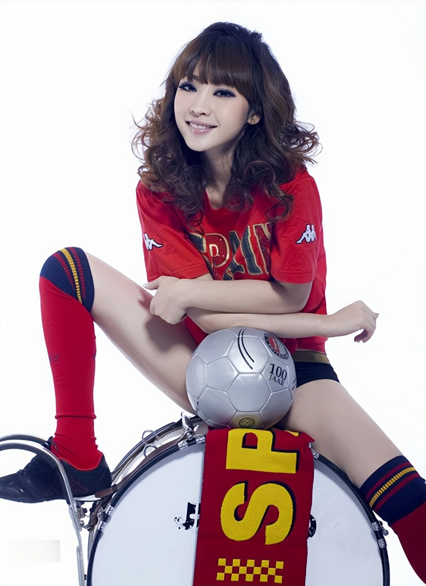 柳岩世界杯狂欢夜变身足球宝贝,美人往事