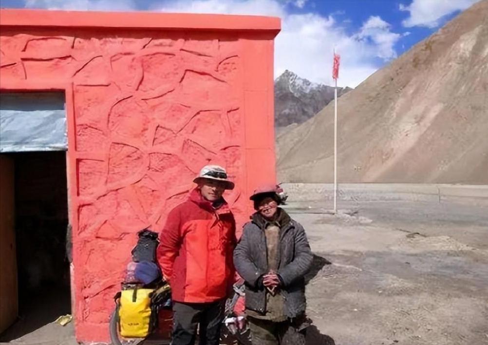 她是“昆仑女神”，住在无人区为来往车辆祈福，称新藏线下埋着人