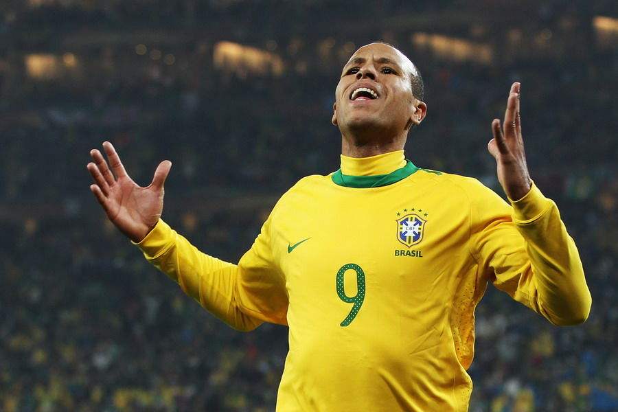 足球历史十大巨星排行有中国人吗,足球传奇巨星20年大排名