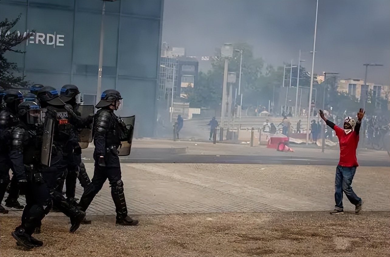 “法国之春”外溢，美国还想“隔岸观火”，华盛顿却响起爆炸声