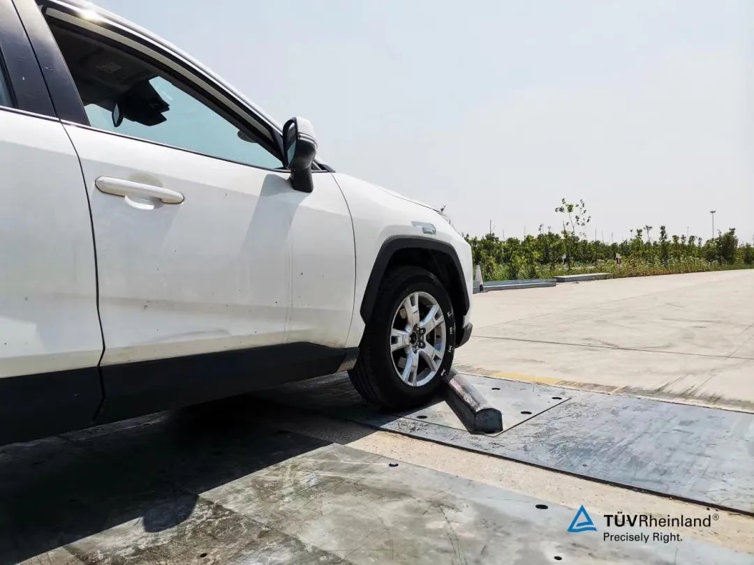 一个轮胎鼓包四个轮胎都要换吗,轮胎有鼓包需要更换轮胎吗