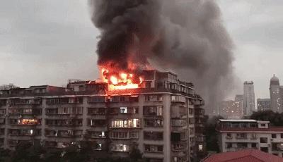 重庆一居民楼突发火灾致6人身亡,居民楼24层突发火灾现场黑烟滚滚