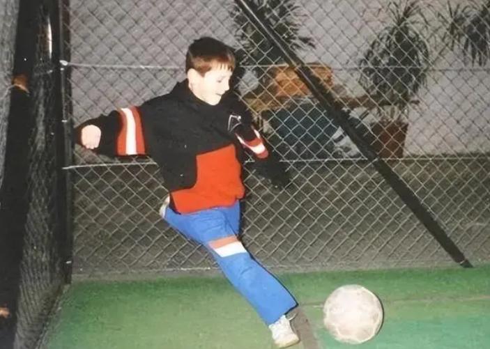 梅西世界杯夺冠亲吻安东内拉,梅西夺冠亲吻妻子