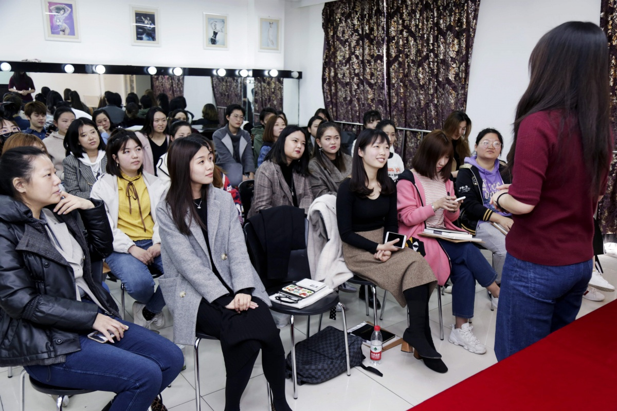 大一新生的自我介绍社恐版,大一社恐新生自我介绍