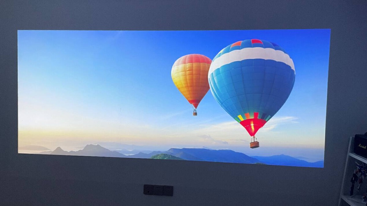 有它，挤啥电影院？AOCL1智能投影实测：2500ANSI流明+帝瓦雷调音