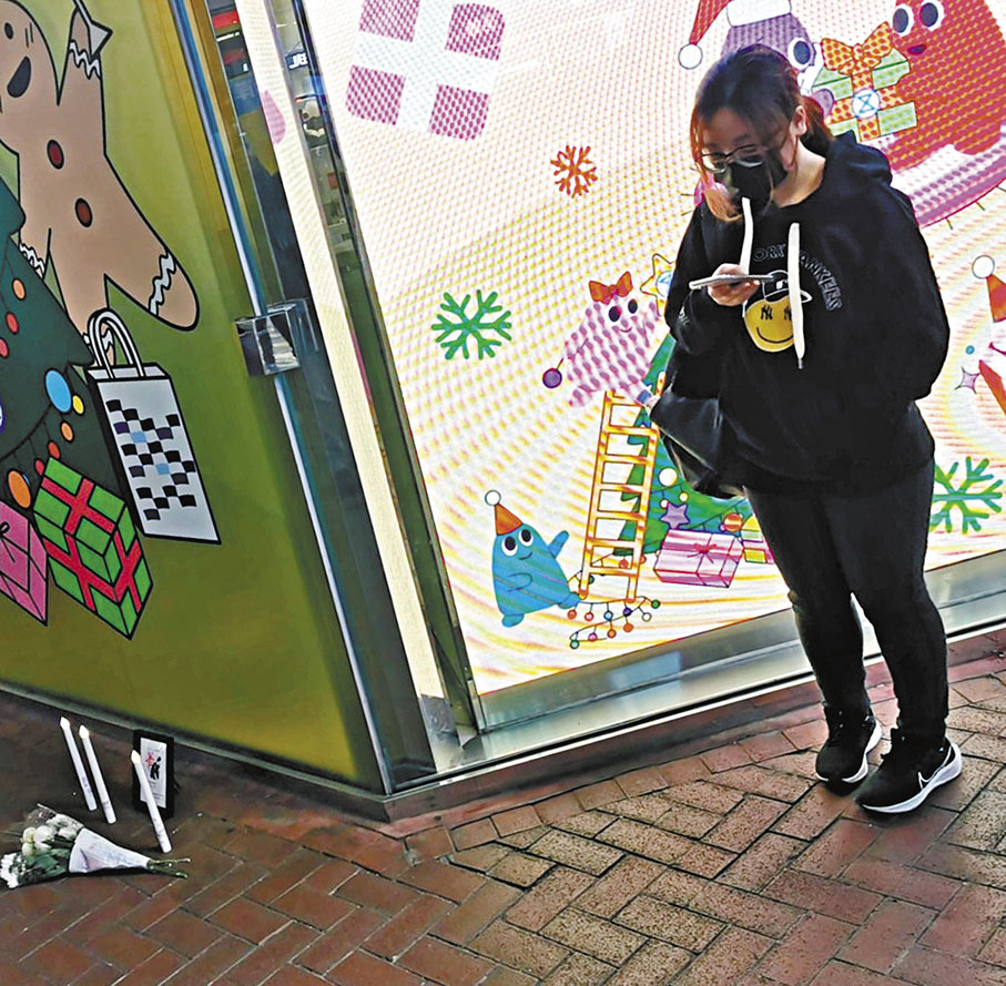 内地女在港读研被“黄丝”*脑洗**成惯犯，悼念凶徒现场被抓！香港入境处职员发帖煽动杀港警被判半年！