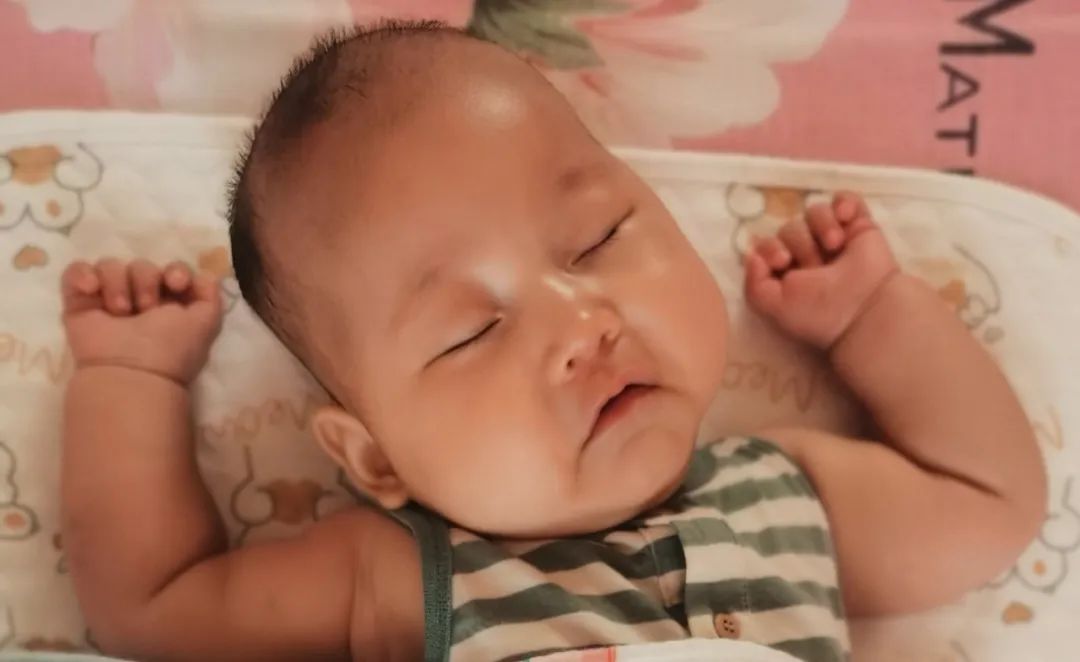 7月份人来人往街道,7月北京人山人海