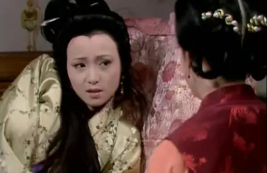 秦可卿每天都要换衣服吗,秦可卿生病是哪一回