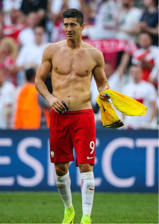 踢足球和打篮球哪个让孩子更聪明,让孩子打篮球有出路吗