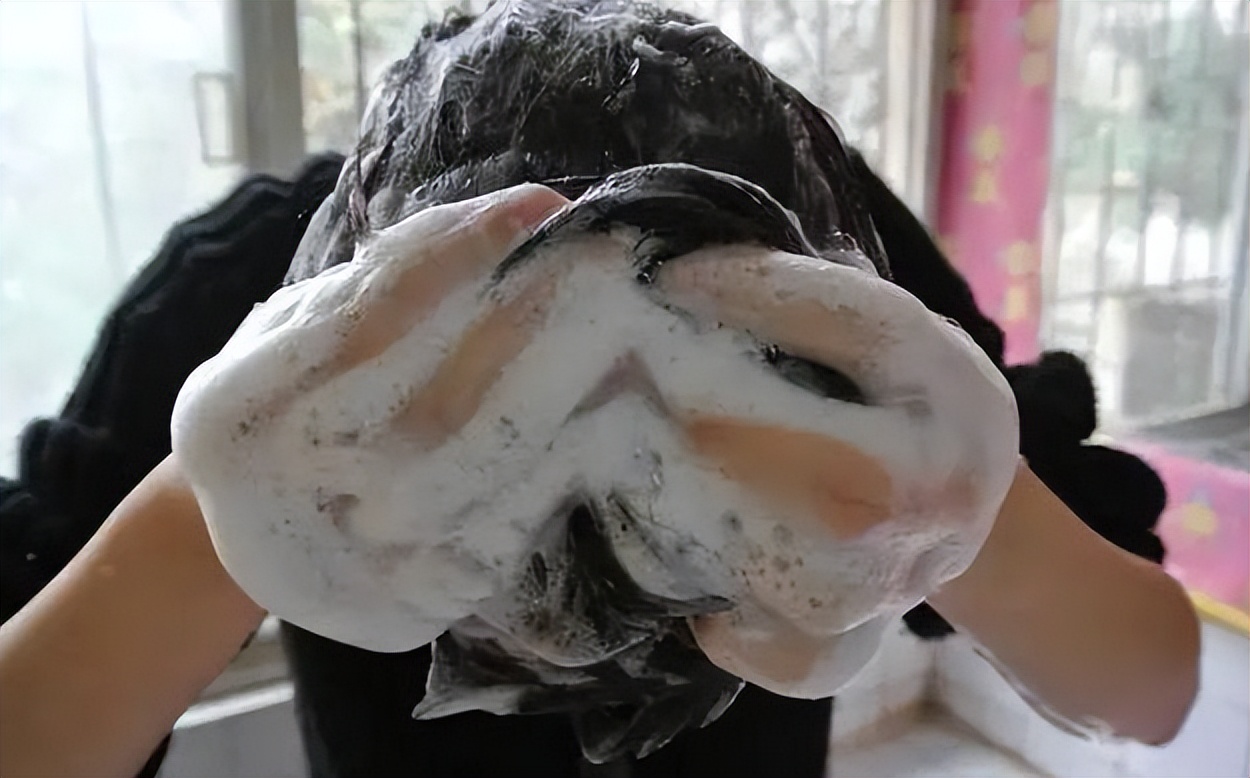 头皮上长红疙瘩脓包头皮屑特别多,头皮总是长疙瘩或脓包是什么原因