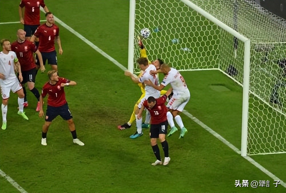 足球为什么深受大众的喜爱,为什么足球那么受全世界人欢迎