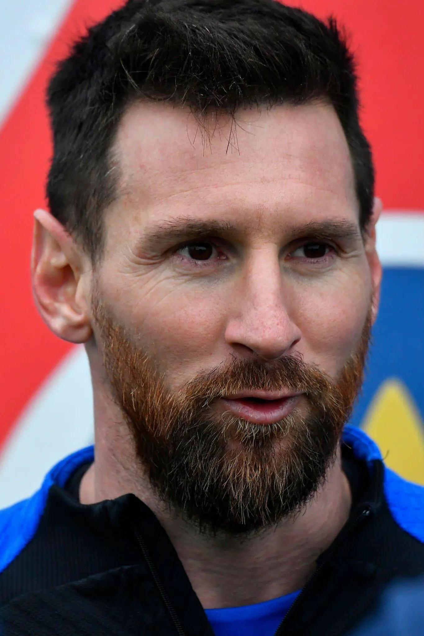 巴黎全队列队欢迎梅西