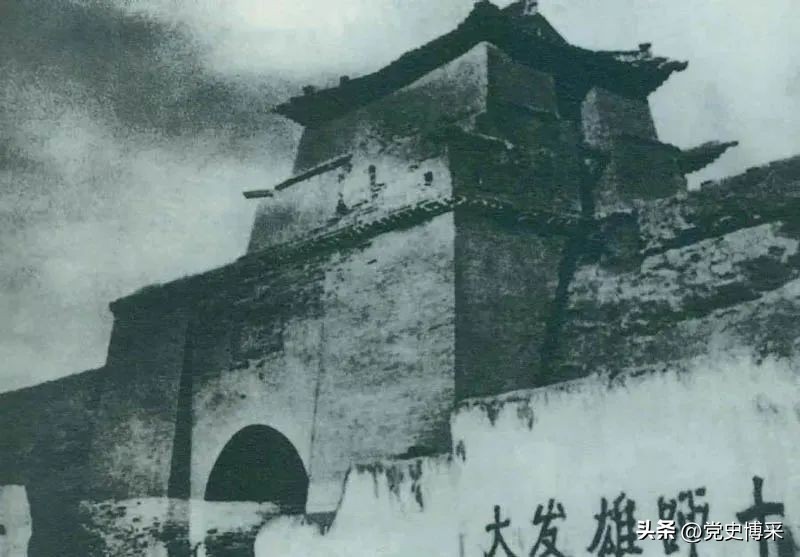 彭绍辉：参加了三个方面军长征的独臂开国上将，因反对张国焘险些被枪毙，毛主席称其比孔夫子还高明