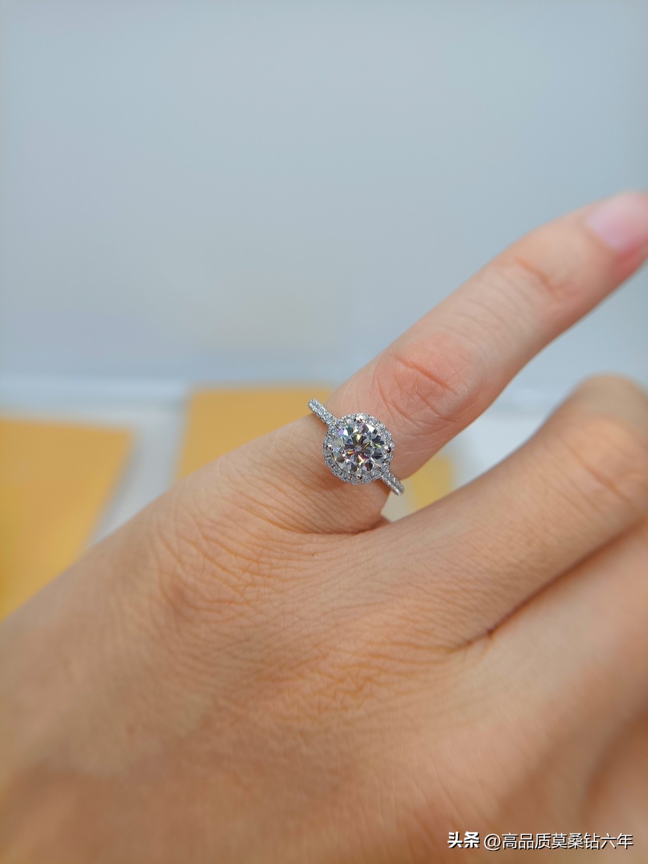 买莫桑石钻石戒指基本常识,莫桑石银戒指最低多少钱一克拉