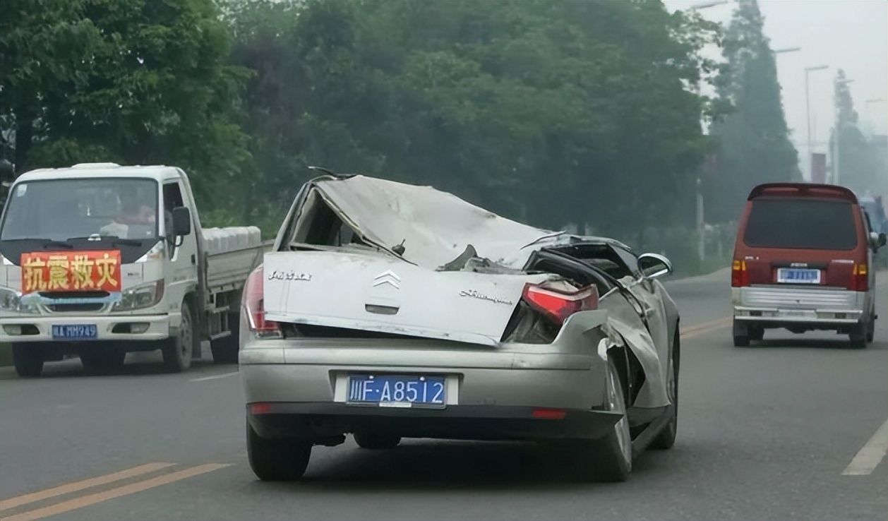 回顾汶川地震的15个感人瞬间,汶川地震的感人瞬间