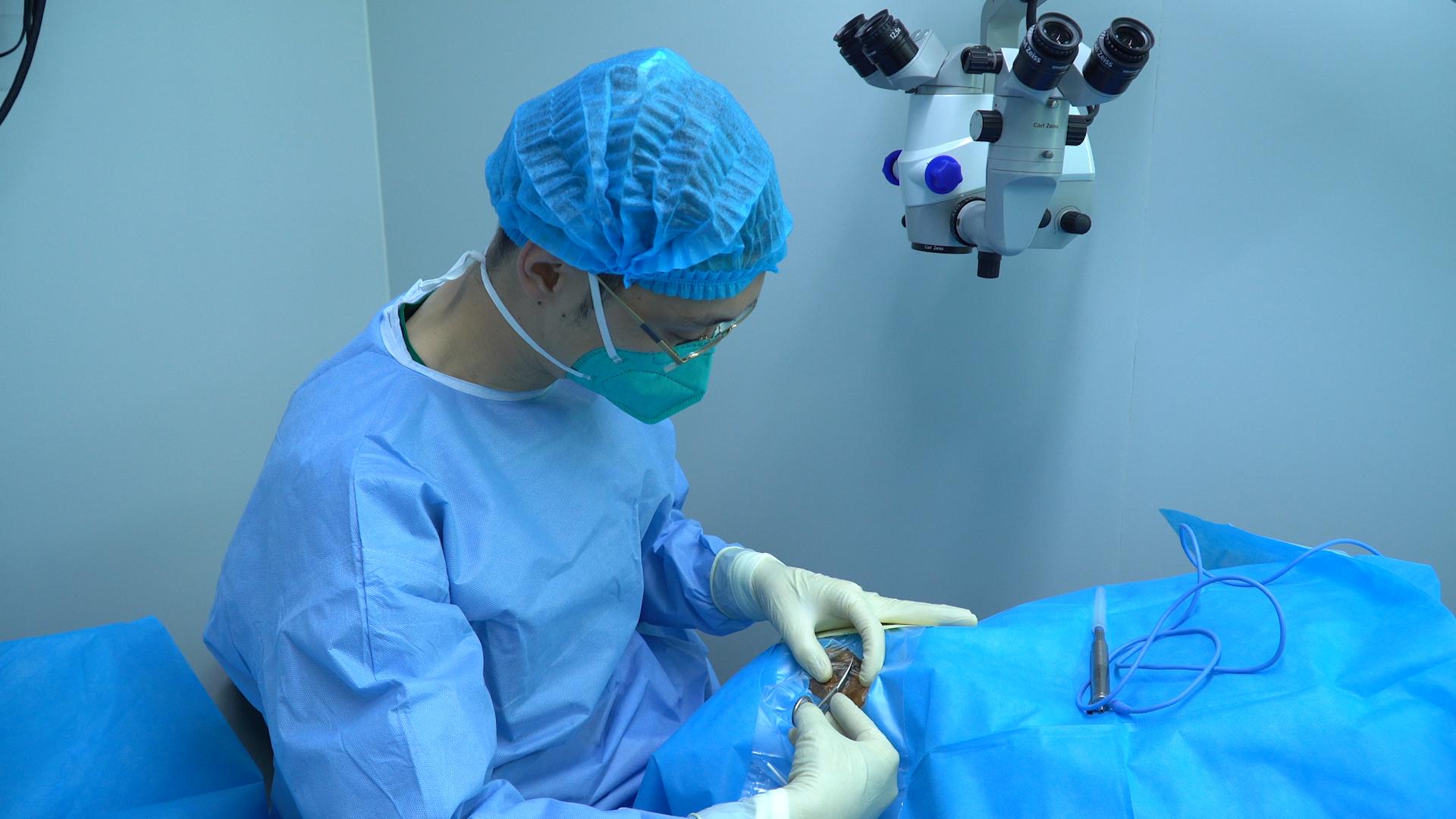 丝路盛放洋紫荆|港NGO联手内地医疗队出海扫“盲”50年柬埔寨白内障患者复明：我能看到了！