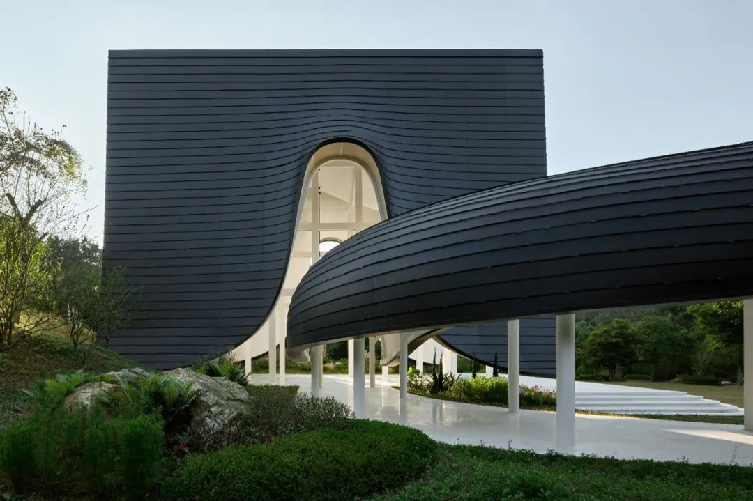 ⼴州囍堂：以岭南传统镬耳屋为灵感，打造独特的流线造型