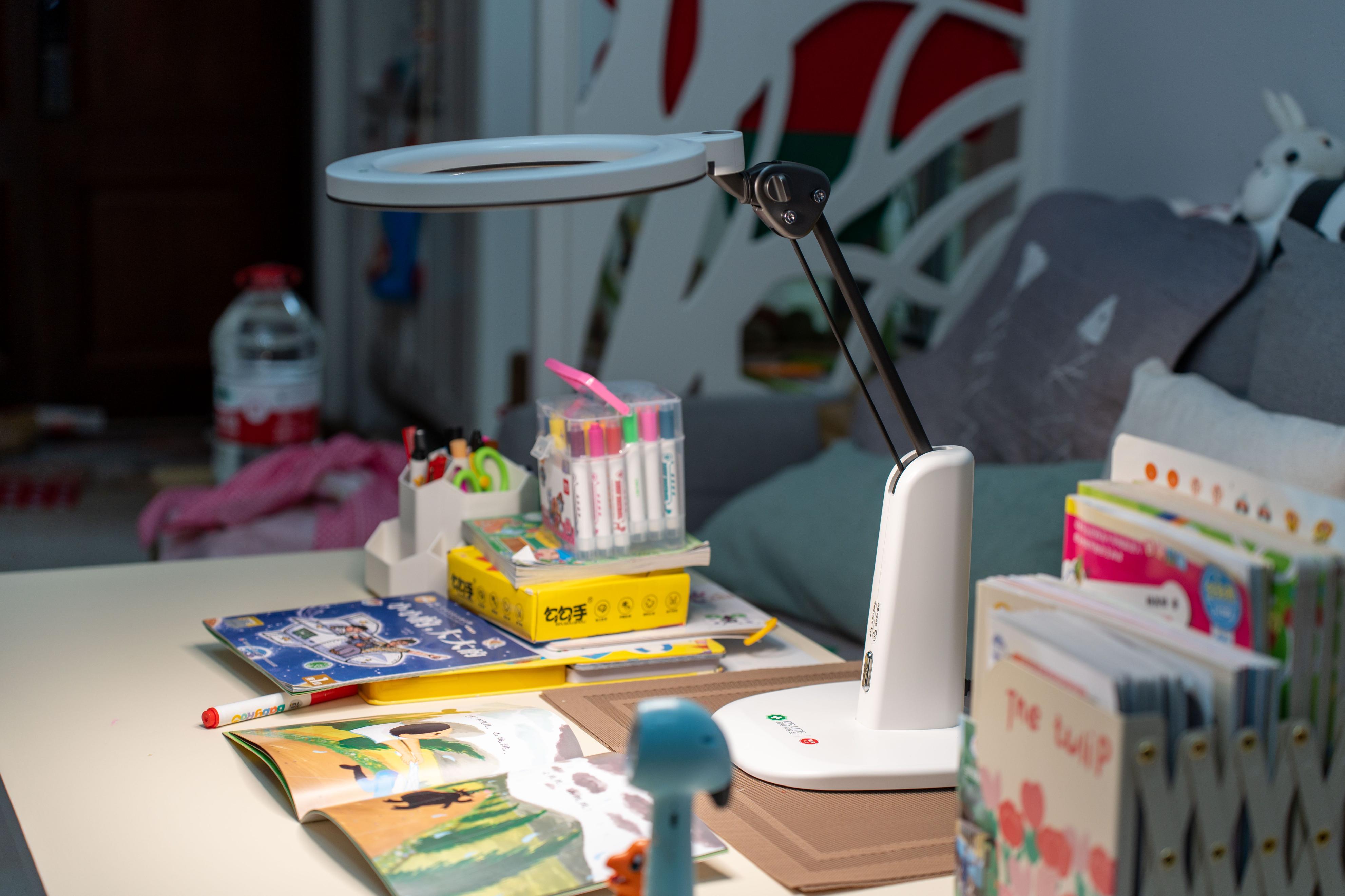 智商税还是护眼专家？爱德华医生天使之光2儿童学习润眼灯测评