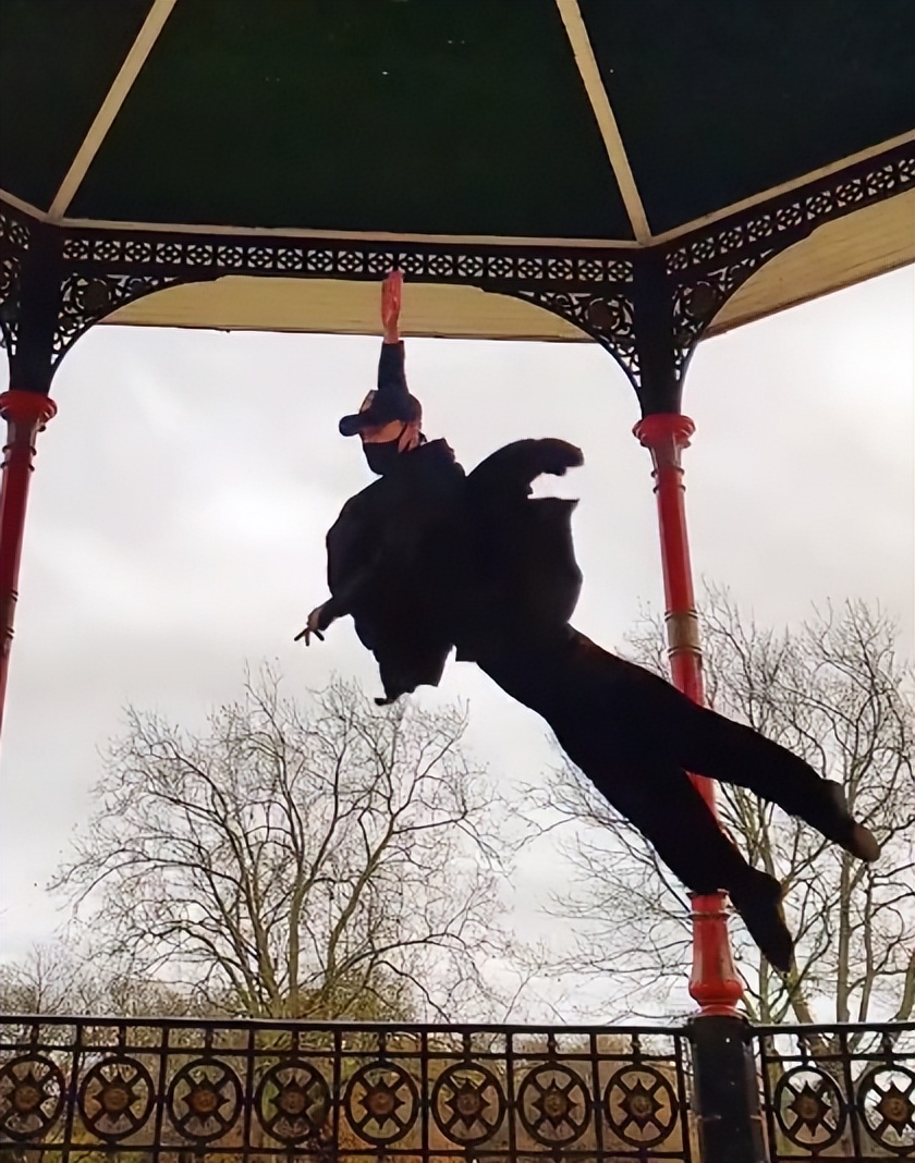 “蜻蜓水上漂”轻功重出江湖了？重庆小伙吸粉百万，老外又懵了