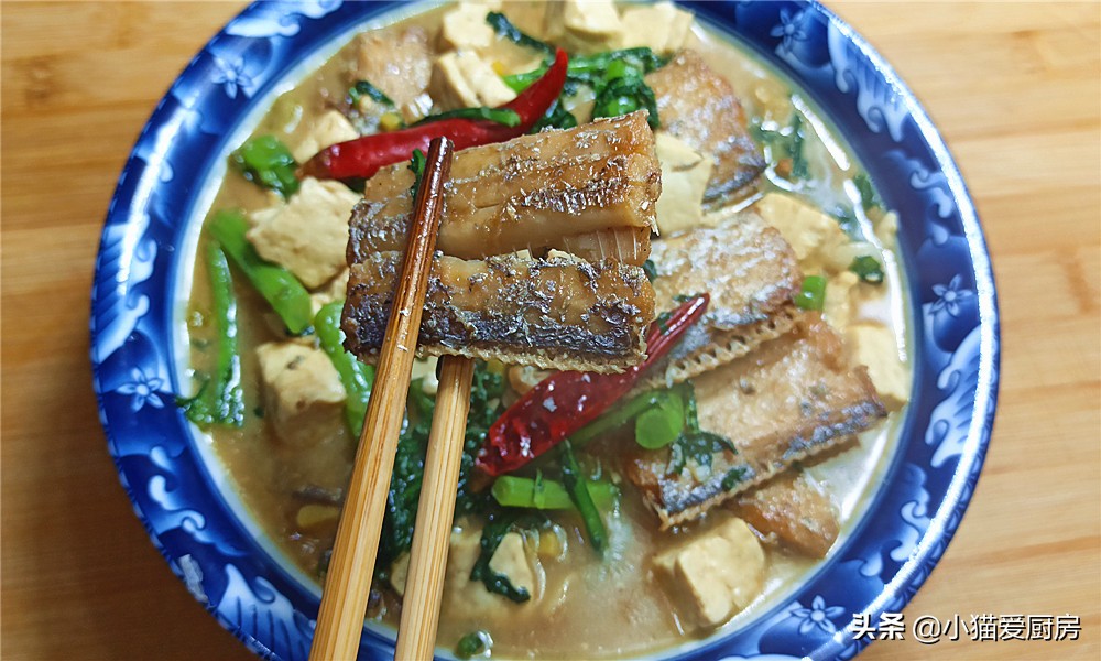 茼蒿豆腐带鱼,茼蒿鱼块炖豆腐的家常做法