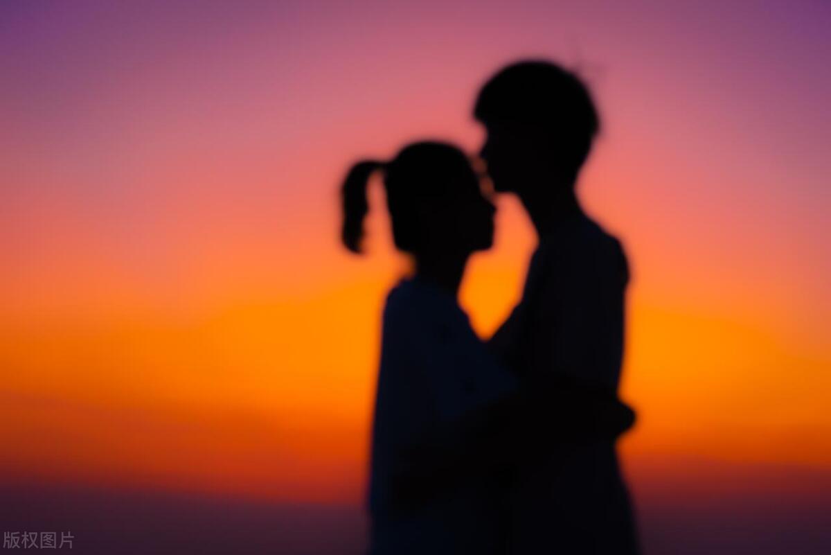 大学女生大庭广众露乳喂奶·七言诗