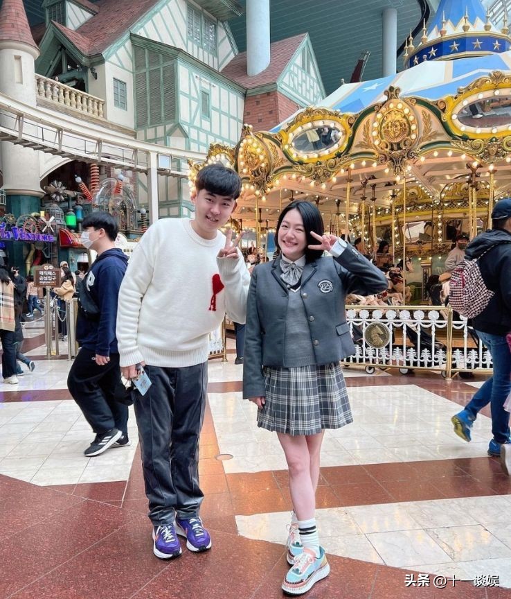 韩国街头偶遇小S，44岁穿高中校服坐旋转木马，被网友吐槽装嫩