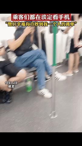 “tui！吐了！”河南大妈怒怼地铁情侣太恶心，网友：大妈说的对