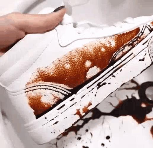 鞋子穿久了脏了怎么办,鞋子穿久了很脏怎么把它清理干净