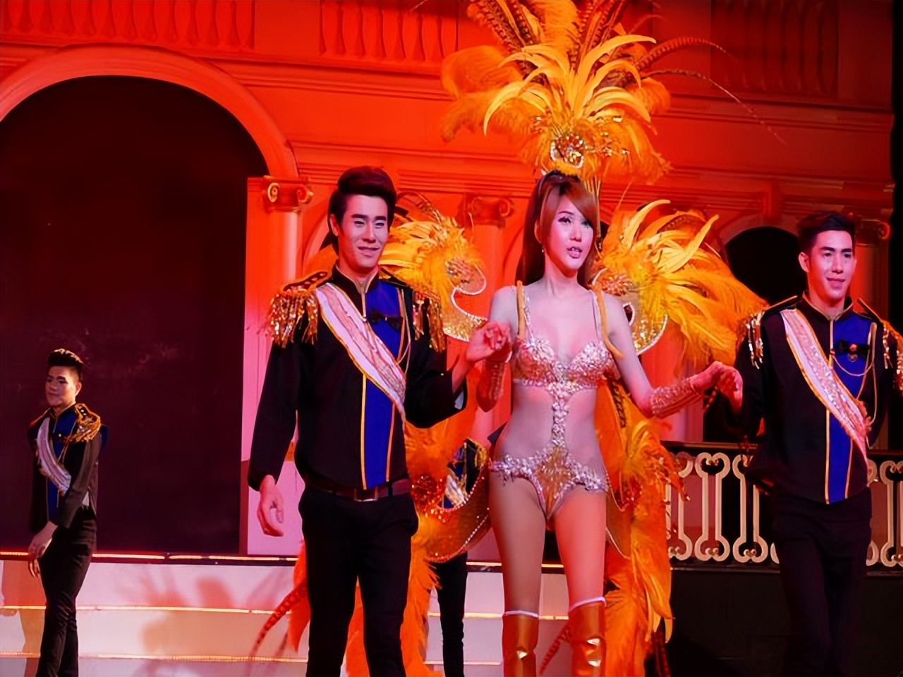 泰国人妖表面光鲜亮丽，实则承受沉重的代价，看完算是涨知识了！