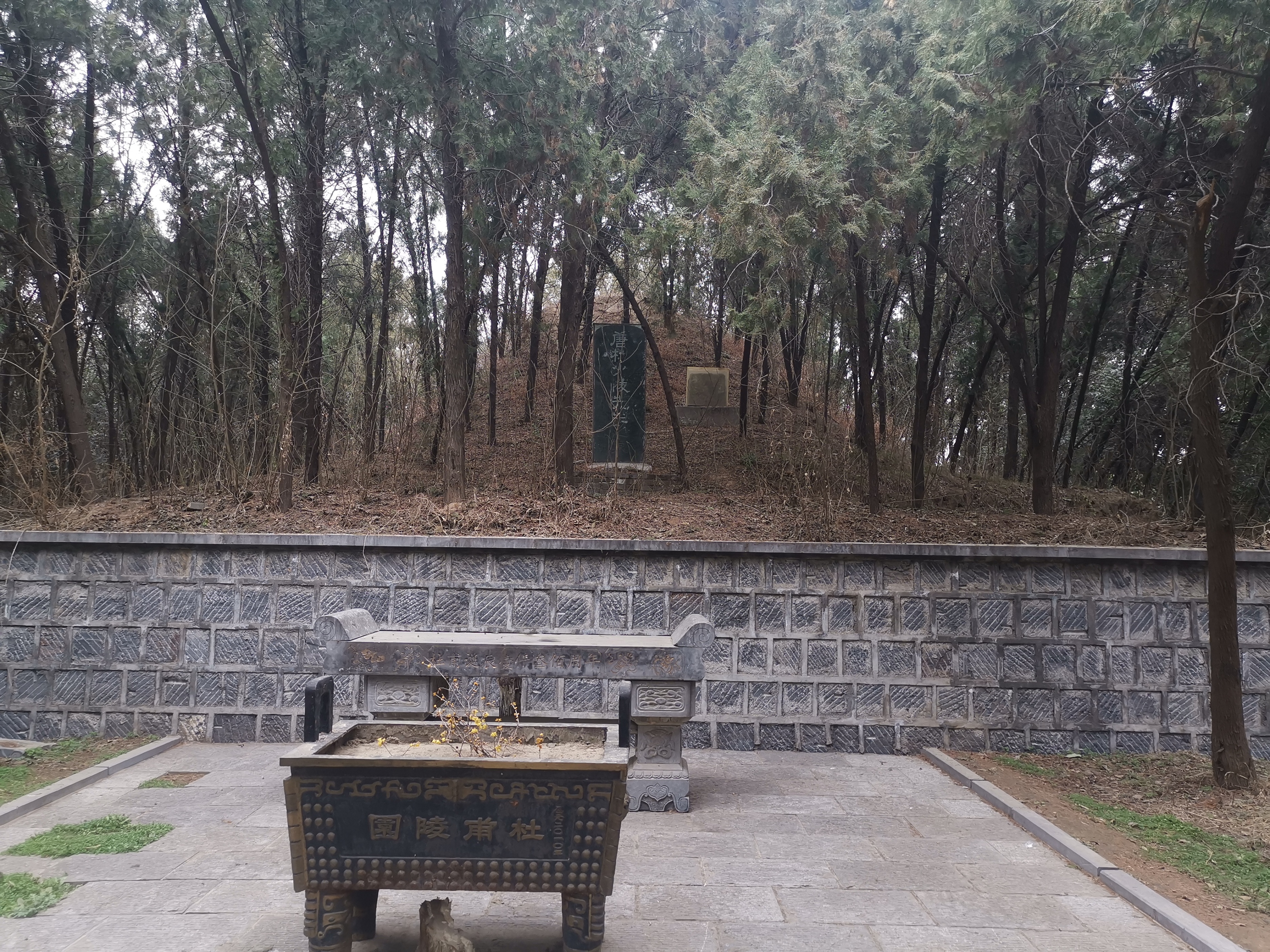 杜甫墓祠平江,杜甫墓被挖开后的样子