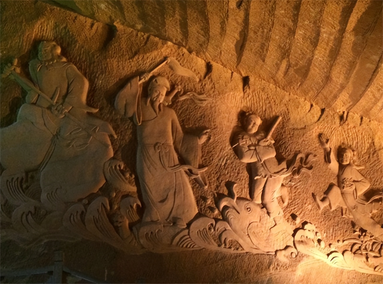 浙江水塘抽干发现宫殿,水潭被村民抽干后惊现千年宫殿