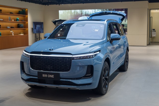 特斯拉modely和宝马5系新能源,比亚迪新能源和特斯拉tesla哪个好