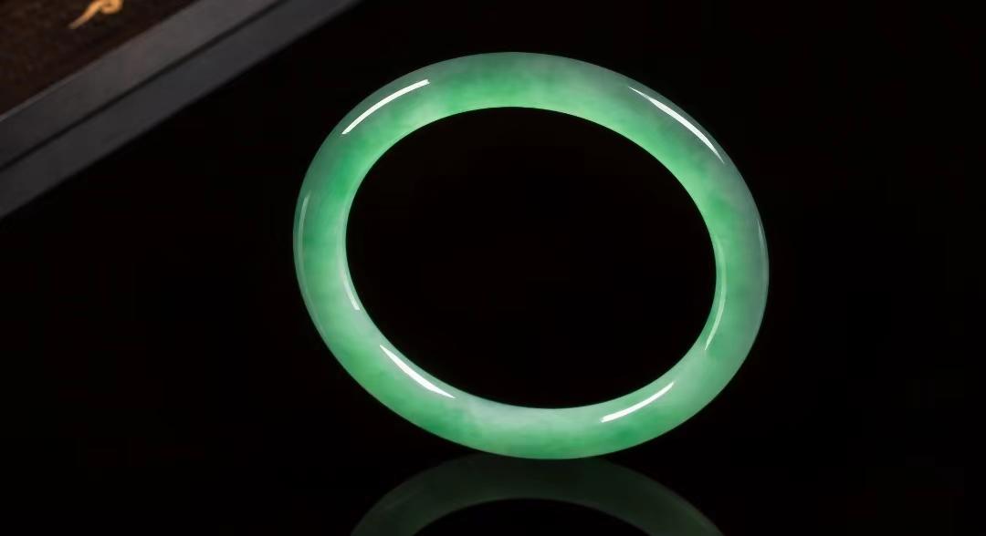 直播里买的翡翠吊坠能戴吗,翡翠200元左右的戴上对身体有害吗