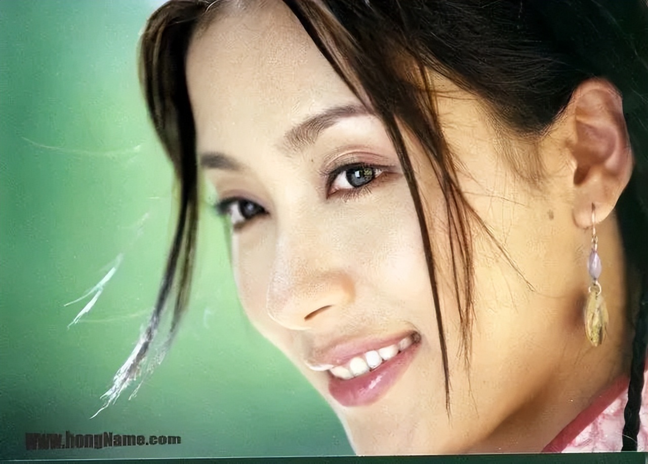 当红女星陪嫁千万、倒贴软饭男，高龄二胎全网唏嘘：她赌赢了吗？