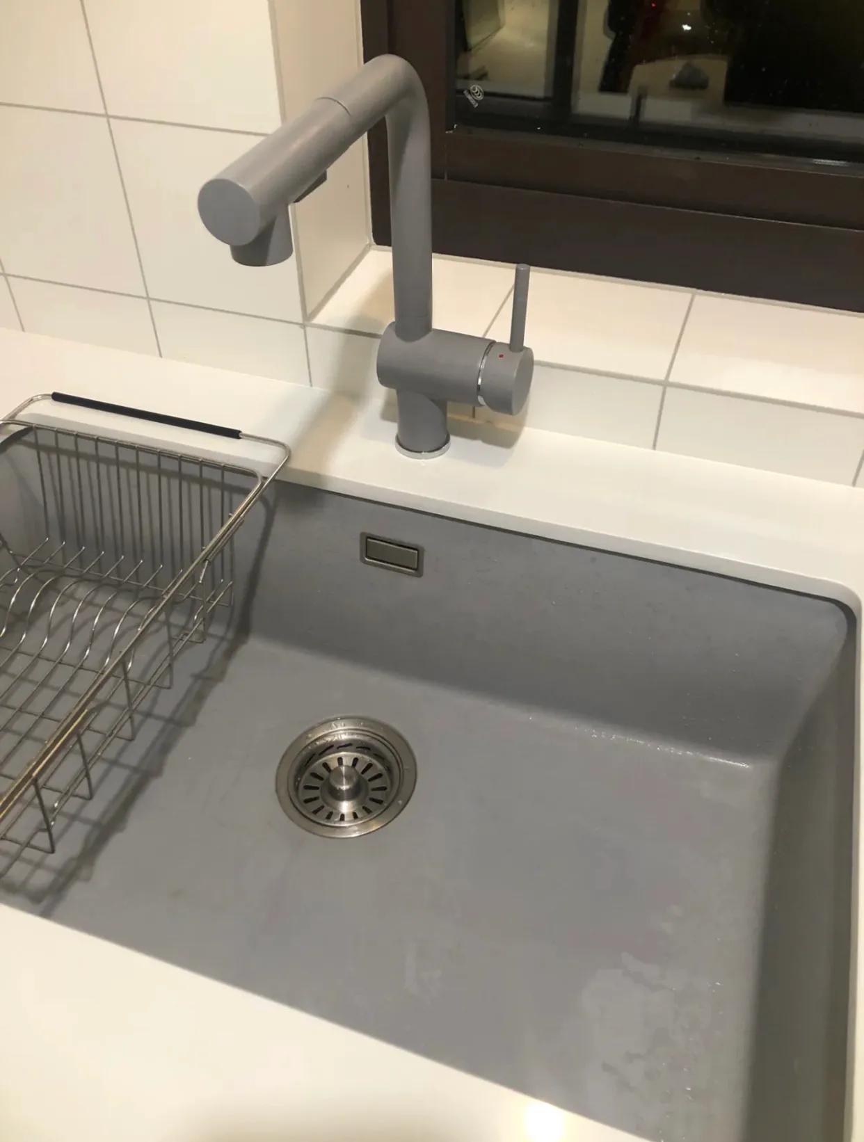 水槽怎么选好看又实用石英石水槽,石英石水槽和不锈钢水槽怎么选