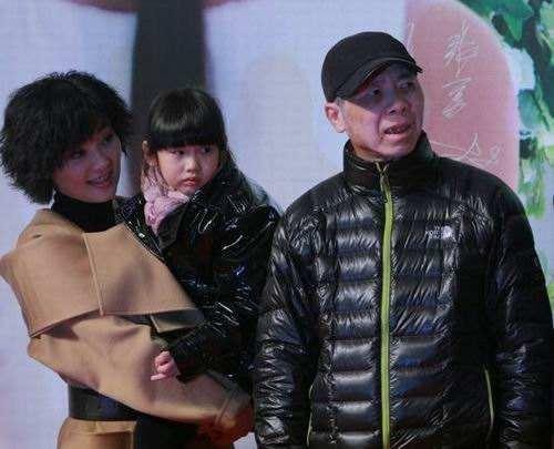 徐帆冯小刚经历,冯小刚徐帆携15岁养女露面