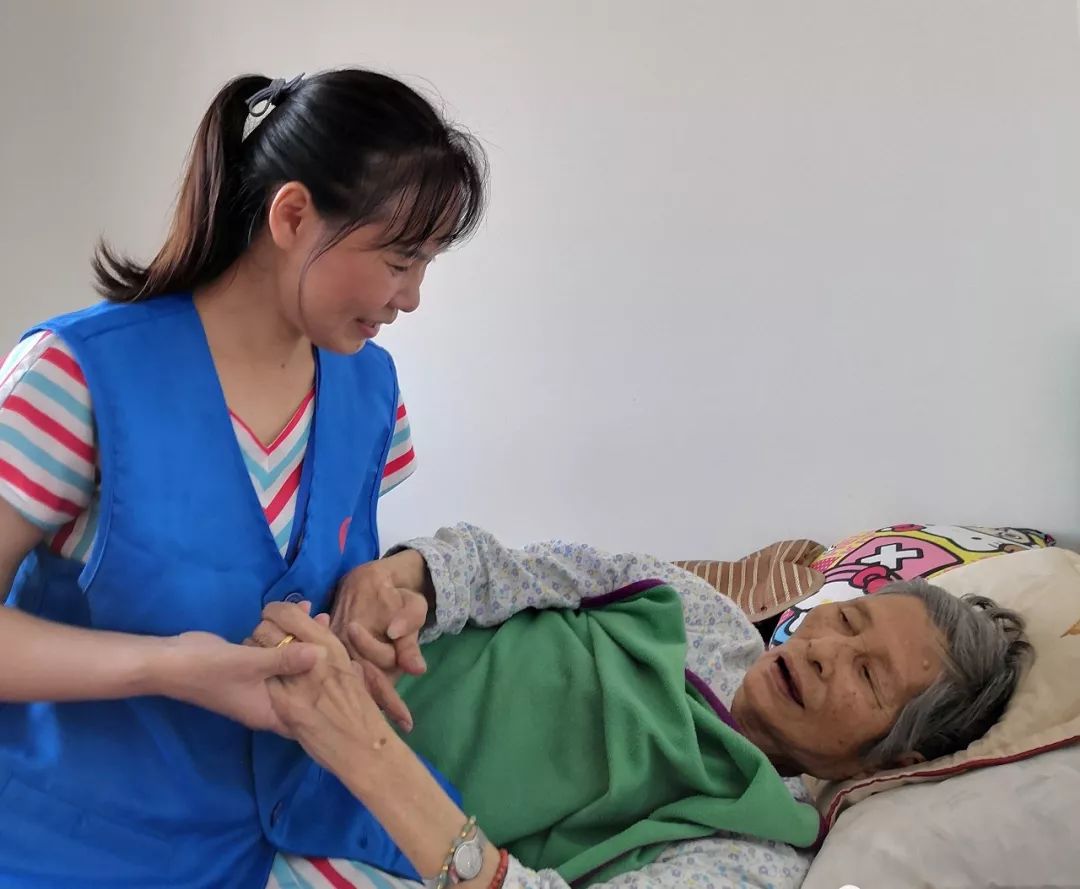 靠当“日租女友”，我月入过万，表面光鲜，其实背后“规则”很深