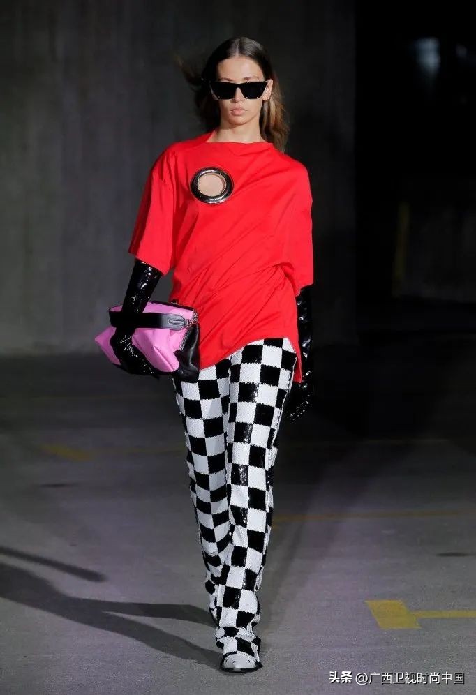 快过年了还是穿红色喜庆点,快过年了买件红色的衣服