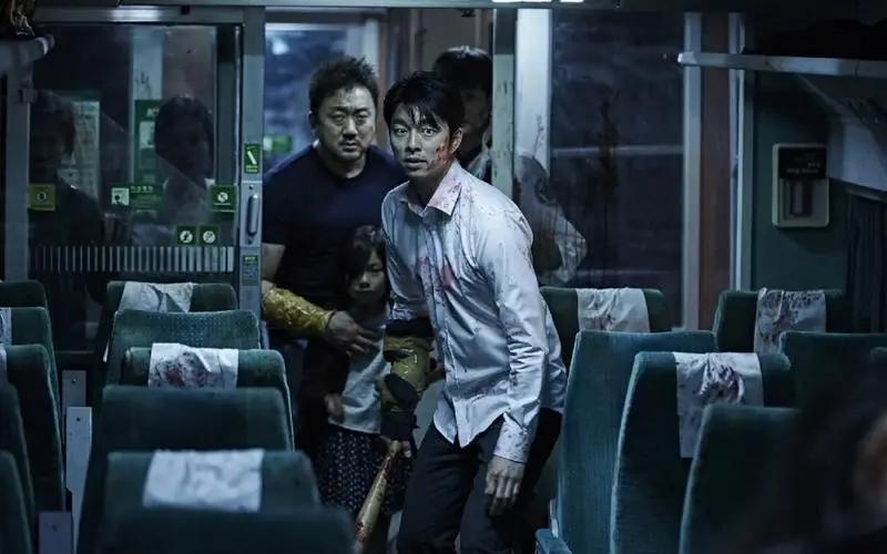 《釜山行》：经典的丧尸片之一，原本有个更悲惨的结局